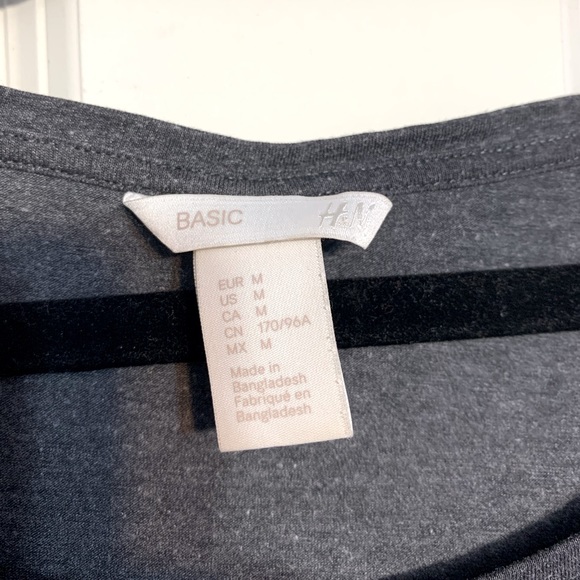 3/$16 H&M BASIC Grey Short Sleeved Scoop Neck Tee - Picture 4 of 5